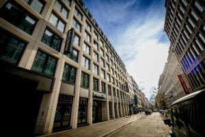 a tall building on a city street with at Motel One München-Hauptbahnhof in Munich