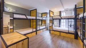 バンコクにあるX9ホステルの二段ベッド1組が備わる客室です。
