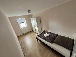 a room with a bed in the corner of a room at Ferienwohnung am Nürburgring in Herresbach