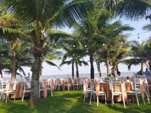 a table set up for a wedding on the beach at Hải Tiến Resort in Mỹ Ðuc