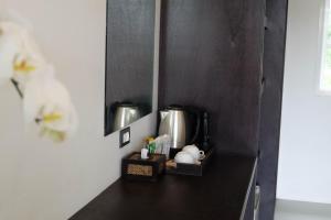 Příslušenství pro přípravu čaje a kávy v ubytování The Oasis Khaolak Resort - SHA Plus