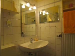 Koupelna v ubytování Apartments im Froschhaus mit Frühstücksküchen + 30 fotografií