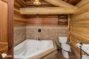 Koupelna v ubytování Alaska Knotty Pine B&B
