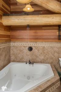 Koupelna v ubytování Alaska Knotty Pine B&B
