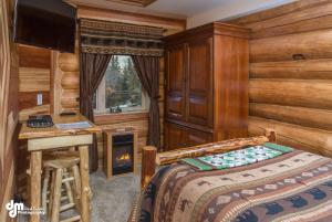 Postel nebo postele na pokoji v ubytování Alaska Knotty Pine B&B