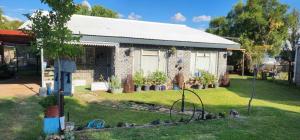 a small brick house with a yard at Abi se Nessie in Orania