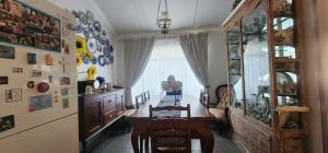 a dining room with a table and a window at Abi se Nessie in Orania