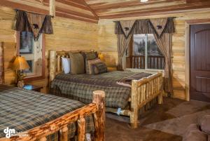 Postel nebo postele na pokoji v ubytování Alaska Knotty Pine B&B