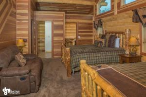 Posezení v ubytování Alaska Knotty Pine B&B