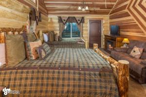 Postel nebo postele na pokoji v ubytování Alaska Knotty Pine B&B