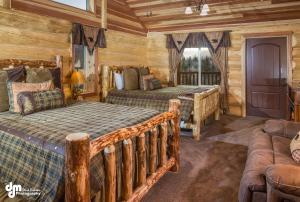 Postel nebo postele na pokoji v ubytování Alaska Knotty Pine B&B