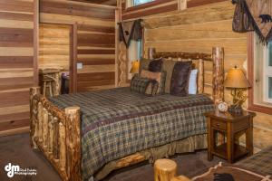 Postel nebo postele na pokoji v ubytování Alaska Knotty Pine B&B