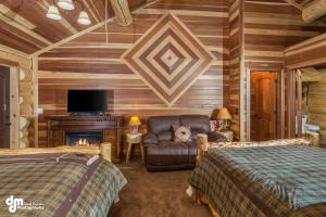 Postel nebo postele na pokoji v ubytování Alaska Knotty Pine B&B