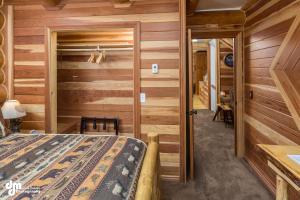 Postel nebo postele na pokoji v ubytování Alaska Knotty Pine B&B