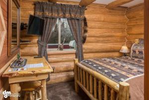 Postel nebo postele na pokoji v ubytování Alaska Knotty Pine B&B