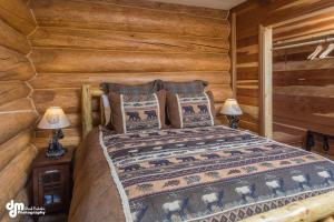 Postel nebo postele na pokoji v ubytování Alaska Knotty Pine B&B