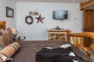 TV a/nebo společenská místnost v ubytování Alaska Knotty Pine B&B
