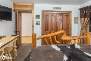 TV a/nebo společenská místnost v ubytování Alaska Knotty Pine B&B