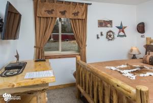 TV a/nebo společenská místnost v ubytování Alaska Knotty Pine B&B