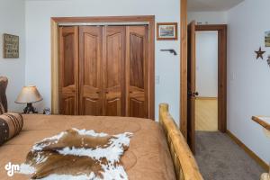 Postel nebo postele na pokoji v ubytování Alaska Knotty Pine B&B