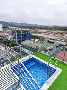 an overhead view of a swimming pool on top of a building at Khách Sạn Phố Cổ Ninh Bình NANA HOTEL in Kỳ Vĩ