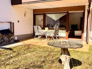 a patio with a table and chairs in a yard at Ferienwohnung Bergpanorama Schönau in Schönau am Königssee