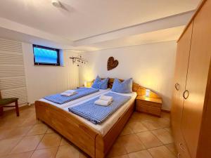 a bedroom with a bed with two towels on it at Ferienwohnung Bergpanorama Schönau in Schönau am Königssee