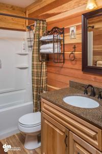 Koupelna v ubytování Alaska Knotty Pine B&B