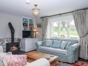 a living room with a couch and a fireplace at Chapel Cottage in Bideford