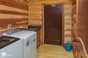 Kuchyň nebo kuchyňský kout v ubytování Alaska Knotty Pine B&B