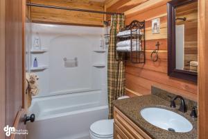 Koupelna v ubytování Alaska Knotty Pine B&B