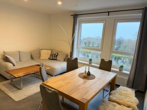 a living room with a table and a couch at Pier 1 bis 4 gmütliche Zimmer mit Boxspringbett in Cuxhaven