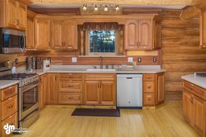 Kuchyň nebo kuchyňský kout v ubytování Alaska Knotty Pine B&B