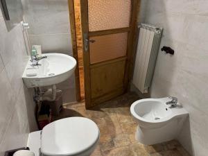 a bathroom with a toilet and a sink at Guesthouse Nicol in Collelungo