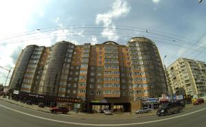 ヴィーンヌィツャにあるApartment on Kyivska Street 29\53の車が目の前に停まった大きな建物