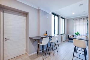 a kitchen and dining room with a table and chairs at Scuderia il Costa in Paratico