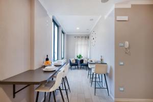 a kitchen and living room with a table and chairs at Scuderia il Costa in Paratico
