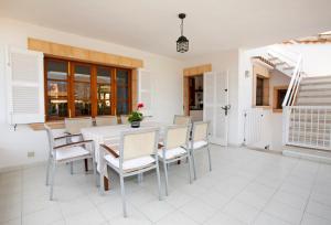 ein Esszimmer mit Tisch und Stühlen in der Unterkunft Villa Gotmar in Port de Pollença