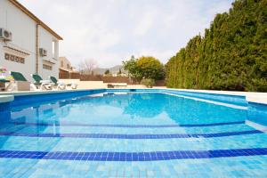 Der Swimmingpool an oder in der Nähe von Villa Gotmar