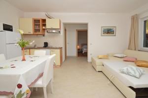Kuchyň nebo kuchyňský kout v ubytování Apartments Surjan