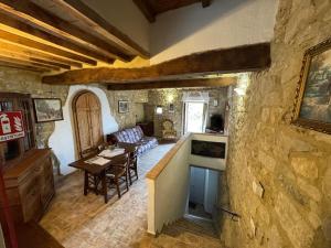 a kitchen and living room with a stone wall at Guesthouse Nicol in Collelungo