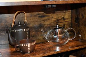 a table with a tea pot and a tea kettle at Αλώνι - Aloni in Angathiás