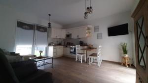 a kitchen and living room with a table and chairs at Ferienhaus zur Eiche am Dorfanger in Waldow