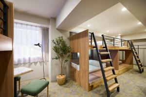 a room with a bunk bed and a desk at WAYPOINT TSUKIJI Tokyo in Tokyo
