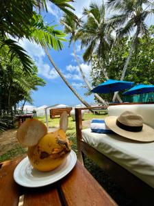 a banana on a plate on a table with a hat at Baia Dikwella in Batigama