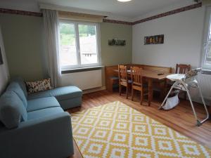 a living room with a blue couch and a table at Familienparadies Bousseviller in Bousseviller