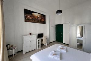 a bedroom with a bed and a desk and a mirror at Cosmopolitan Palermo in Palermo
