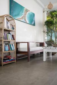 a room with a bench and a book shelf with books at Baia Dikwella in Batigama