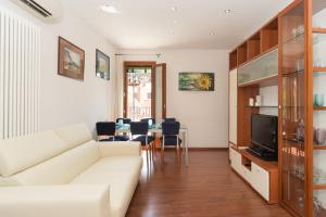 a living room with a white couch and a table at Venice Altanina Apartment in Venice