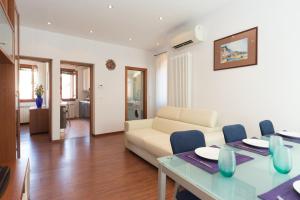 a living room with a couch and a table at Venice Altanina Apartment in Venice